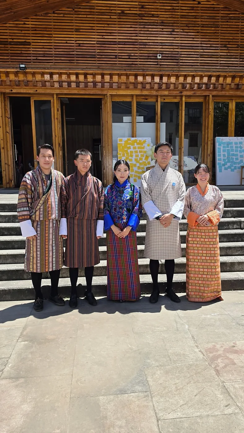 ทีมกุยถัง เวลเนส คลินิก ถ่ายภาพร่วมกับผู้แทนจัดงาน ณ Royal University of Bhutan
