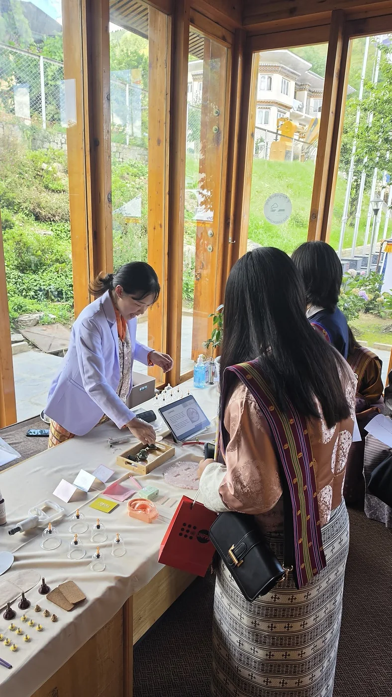 นักเรียนชาวภูฏานทดลองเรียนรู้อุปกรณ์และเครื่องมือของศาสตร์การแพทย์แผนจีน