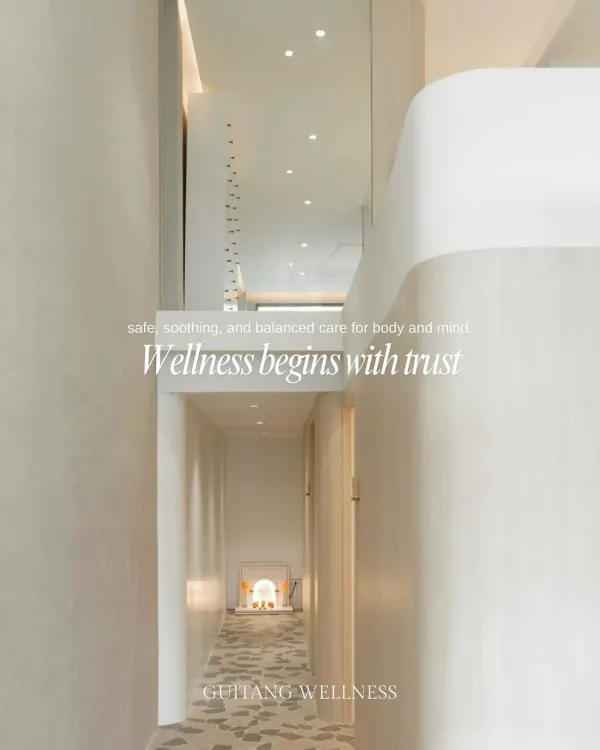ทางเดินภายในคลินิกกุยถัง เวลเนส โทนสว่าง พร้อมข้อความ “Wellness begins with trust — safe, soothing, and balanced care for body and mind”